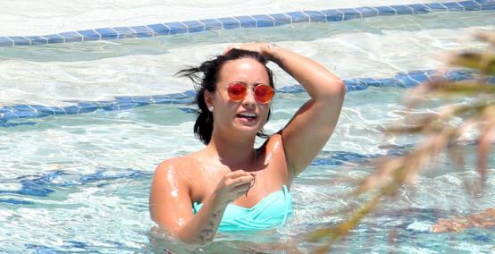 Demi Lovato wypoczywa na basenie